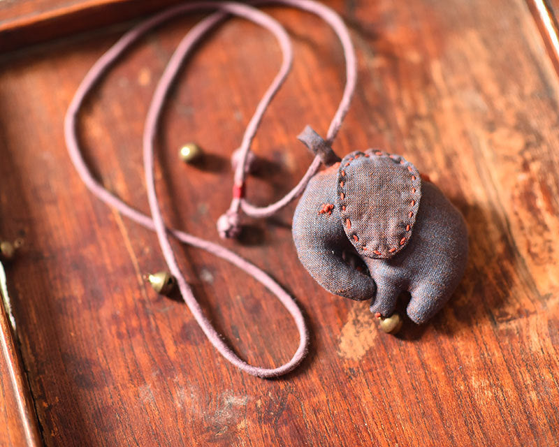 Collar vintage de prosperidad con dijes de elefante