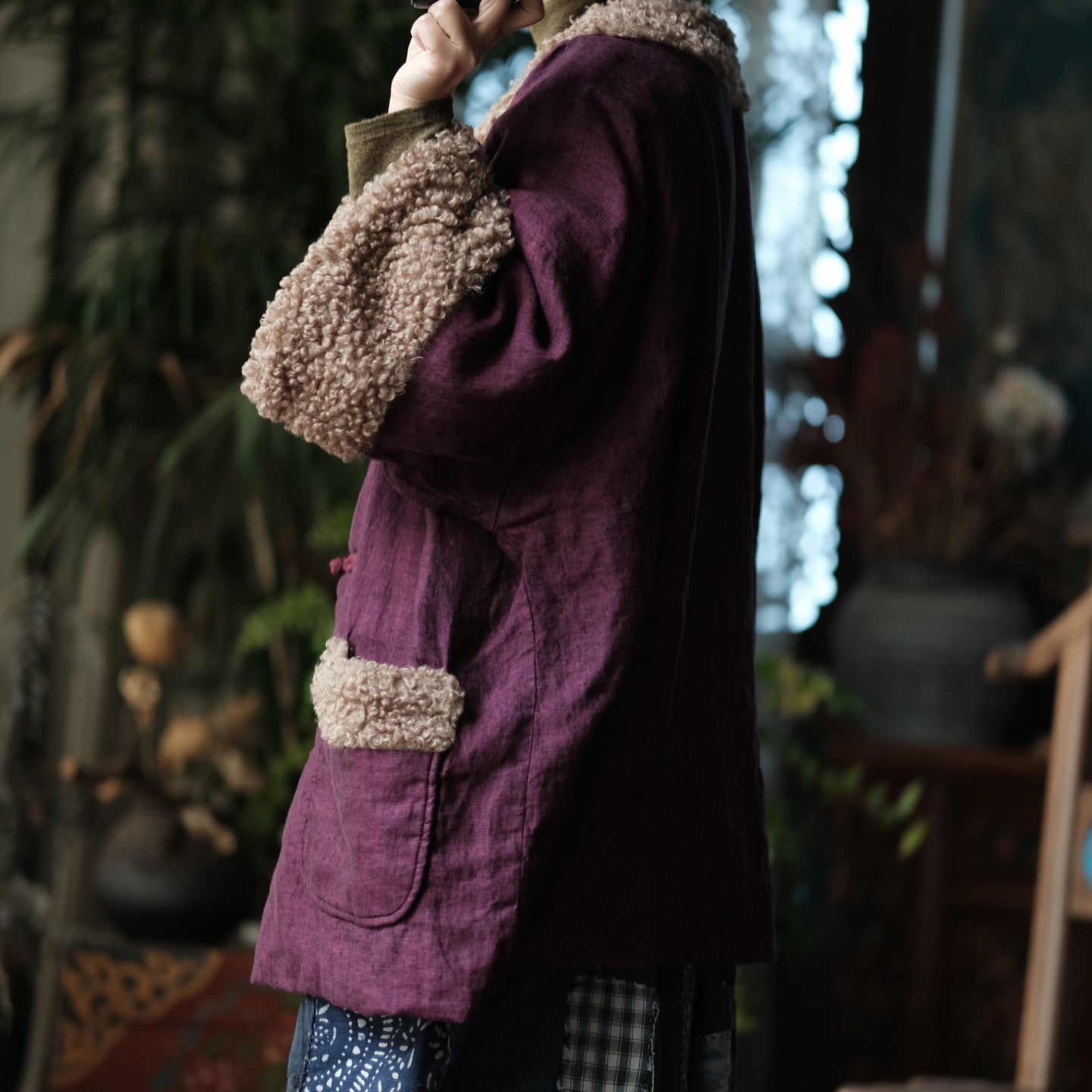 Chaqueta vintage acolchada de lino y algodón con ribete de piel sintética y botones extragrandes.