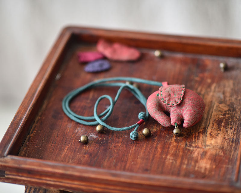 Collar vintage de prosperidad con dijes de elefante