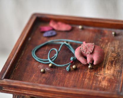Collar vintage de prosperidad con dijes de elefante