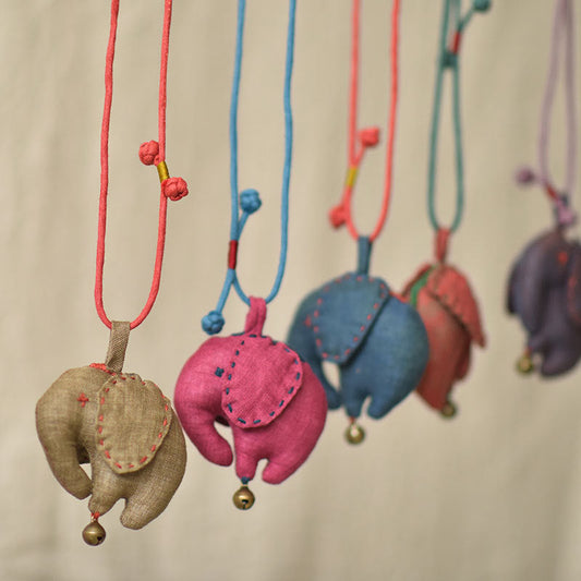 Collar vintage de prosperidad con dijes de elefante