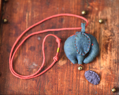 Collar vintage de prosperidad con dijes de elefante