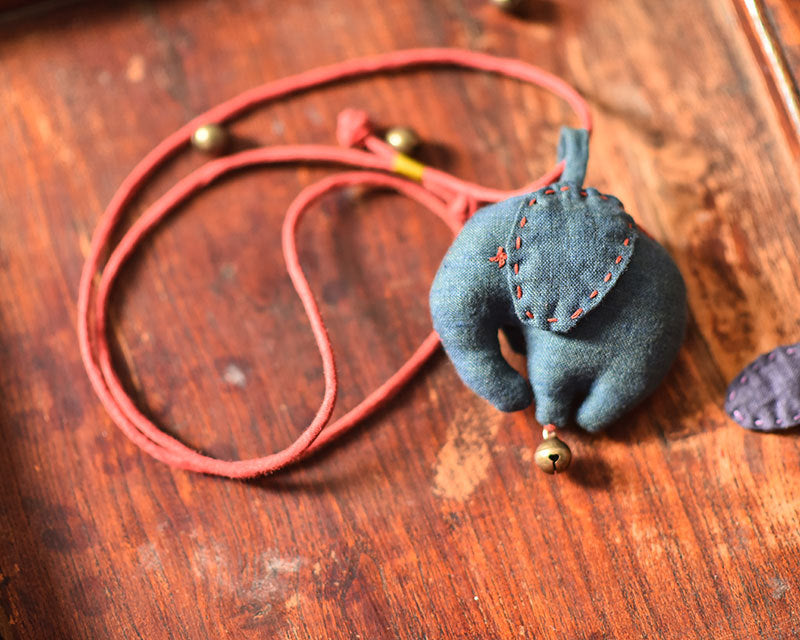 Collar vintage de prosperidad con dijes de elefante