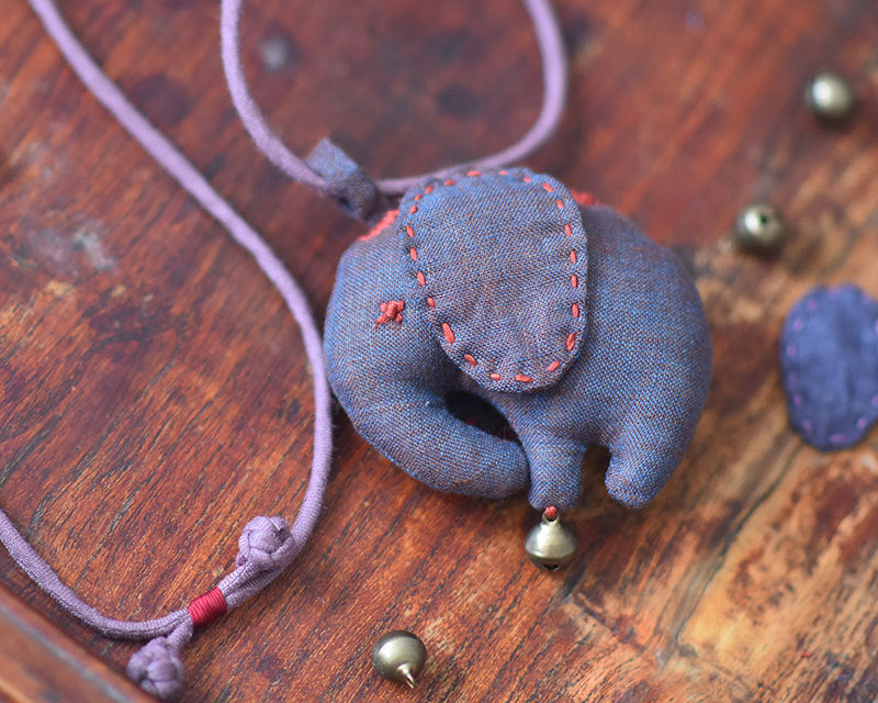 Collar vintage de prosperidad con dijes de elefante