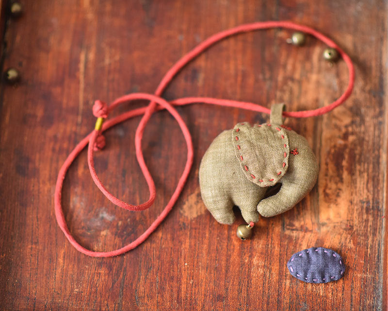Collar vintage de prosperidad con dijes de elefante