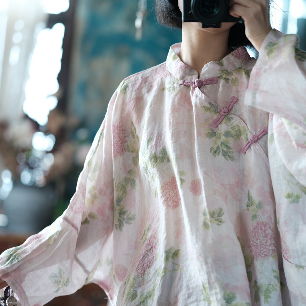 Blusa vintage floral con estampado de viento y cruz