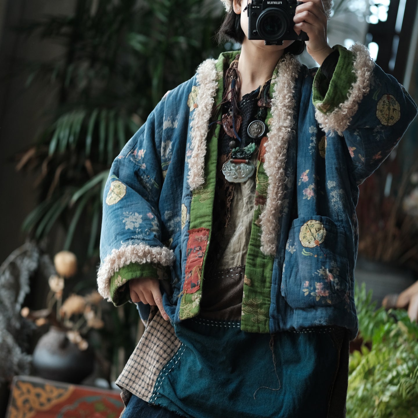 Chaqueta reversible de invierno vintage de algodón y lino con estampado floral y ribete de lana de cordero.