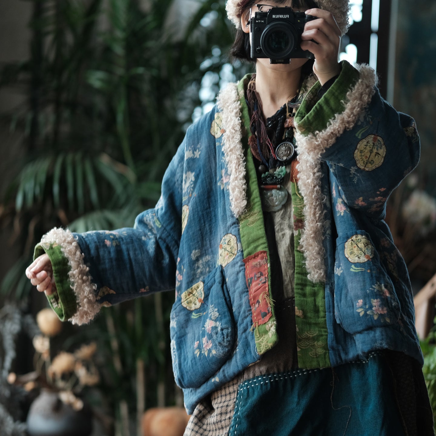 Chaqueta reversible de invierno vintage de algodón y lino con estampado floral y ribete de lana de cordero.