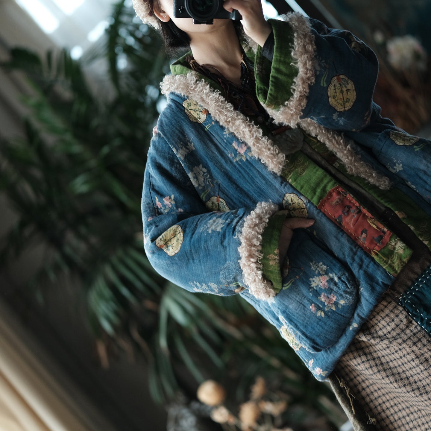 Chaqueta reversible de invierno vintage de algodón y lino con estampado floral y ribete de lana de cordero.