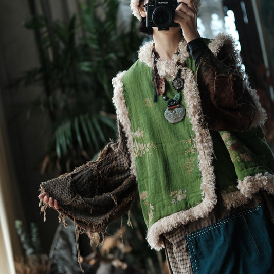 Chaleco vintage de lino y algodón con patchwork invernal: estampado floral y ribete de lana de cordero.