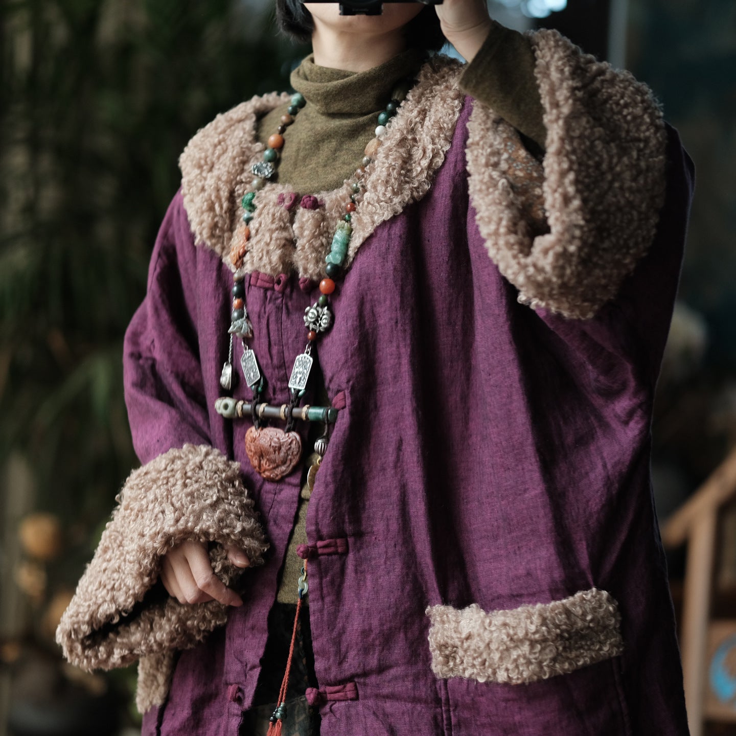 Chaqueta vintage acolchada de lino y algodón con ribete de piel sintética y botones extragrandes.