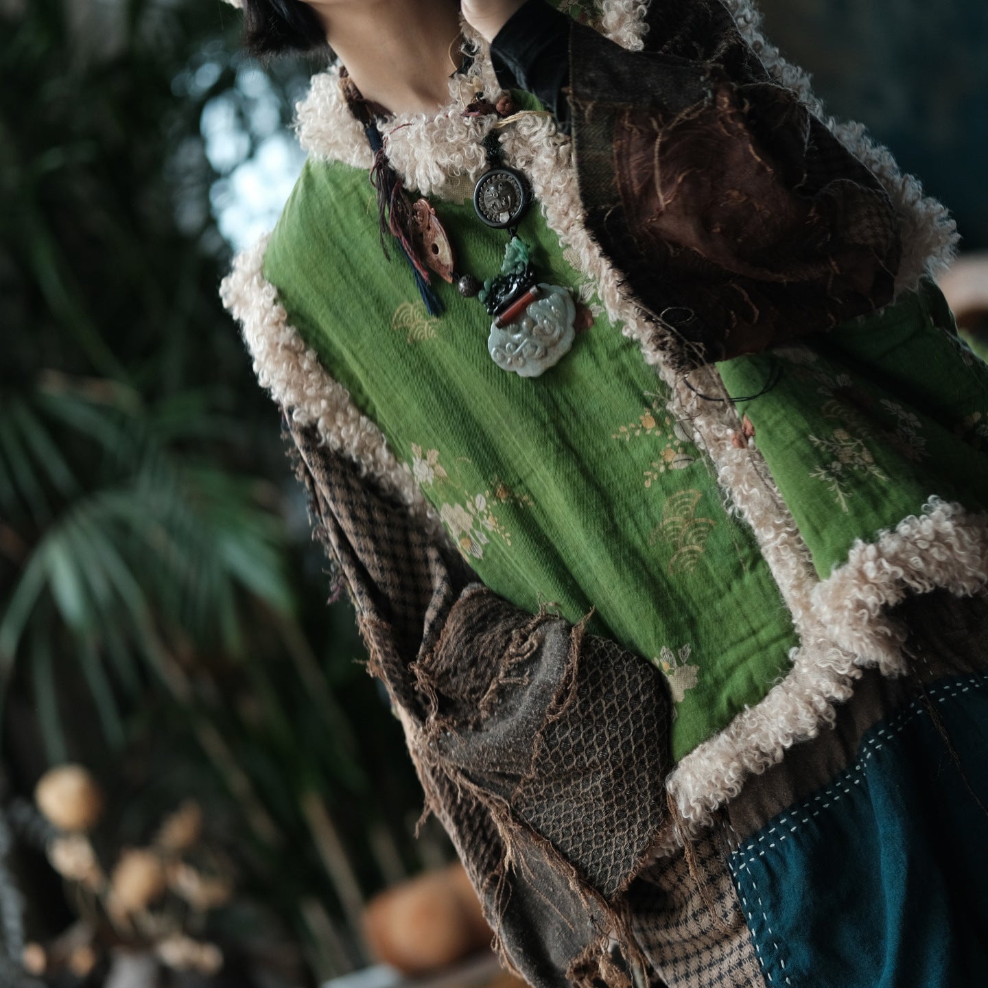 Chaleco vintage de lino y algodón con patchwork invernal: estampado floral y ribete de lana de cordero.