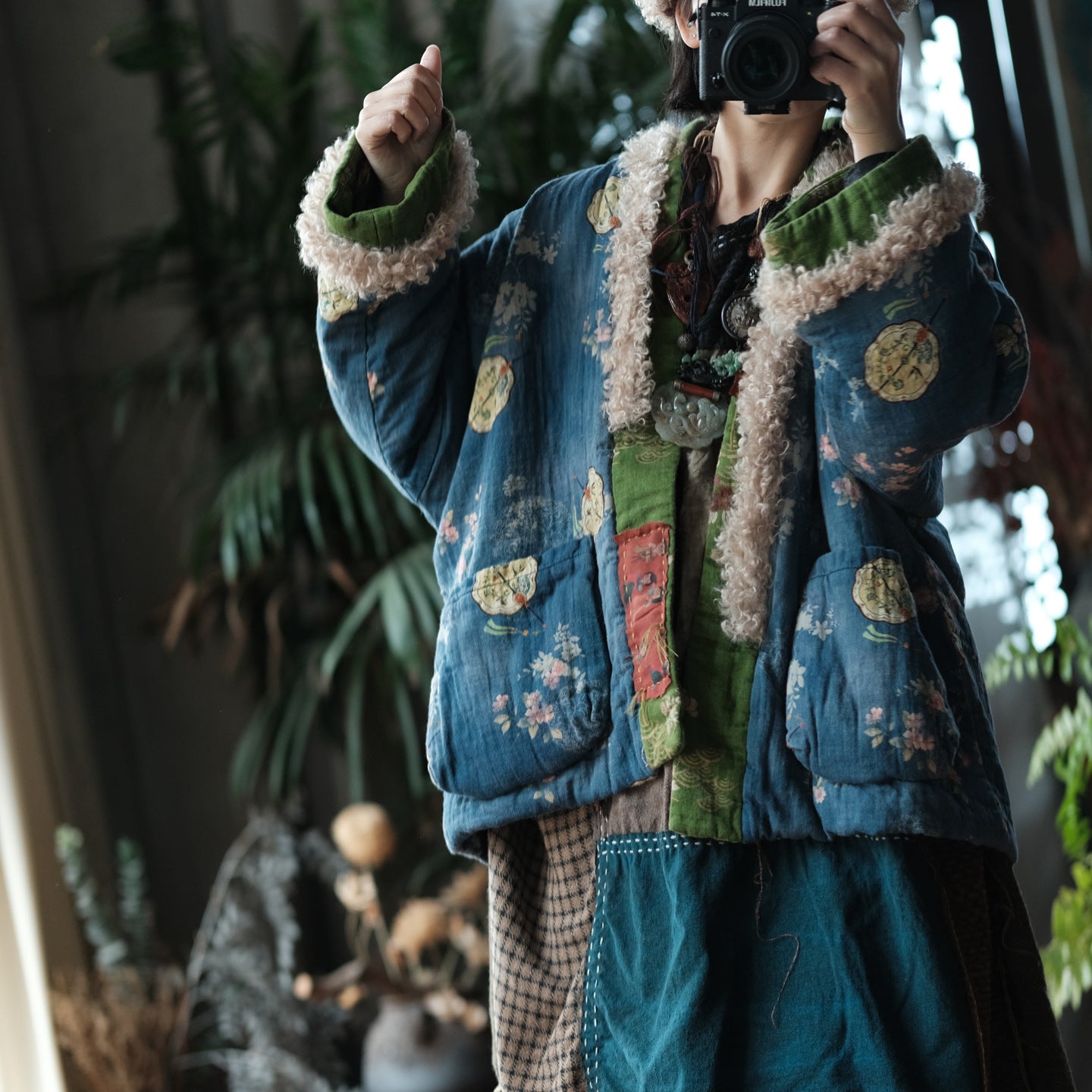 Chaqueta reversible de invierno vintage de algodón y lino con estampado floral y ribete de lana de cordero.