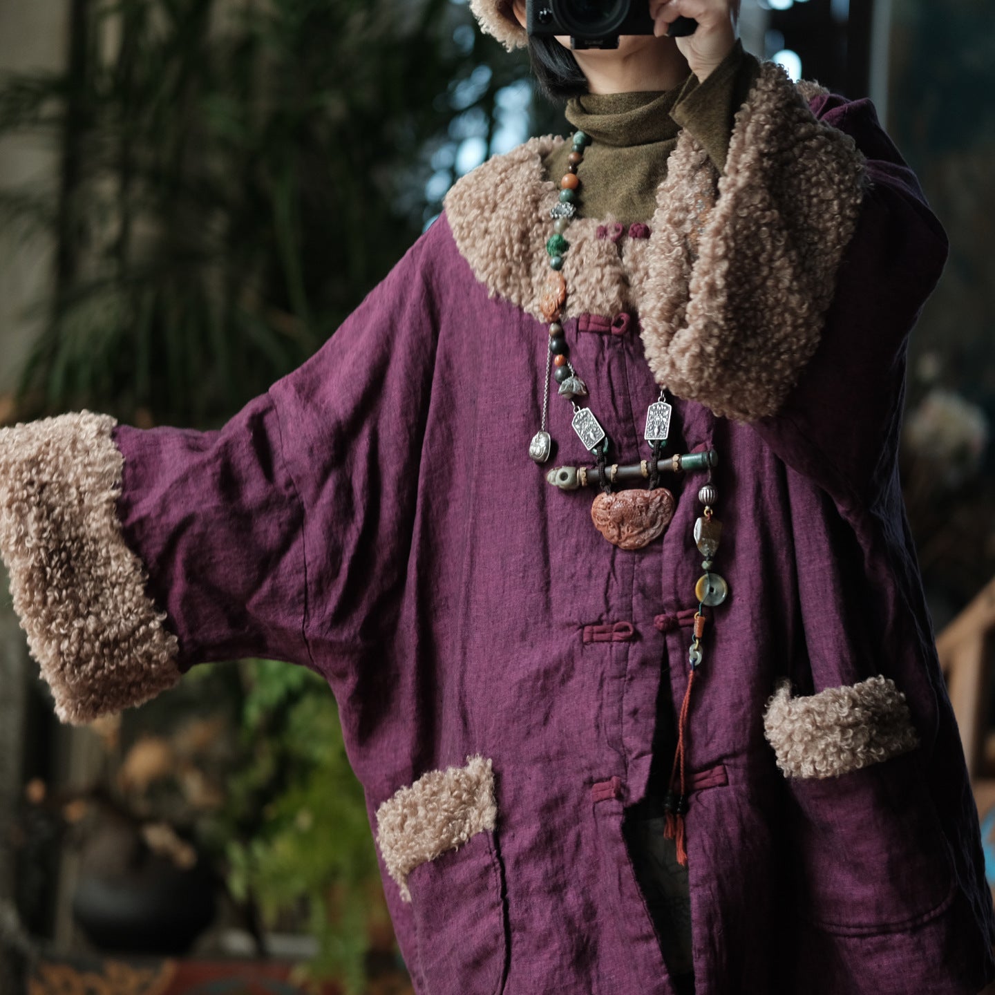 Chaqueta vintage acolchada de lino y algodón con ribete de piel sintética y botones extragrandes.