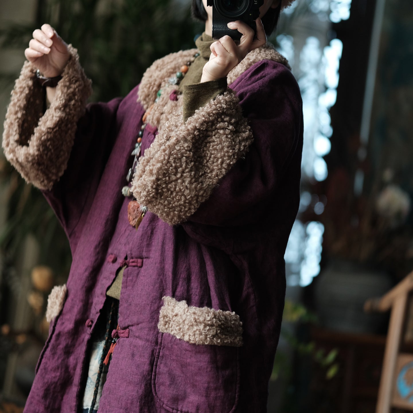 Chaqueta vintage acolchada de lino y algodón con ribete de piel sintética y botones extragrandes.