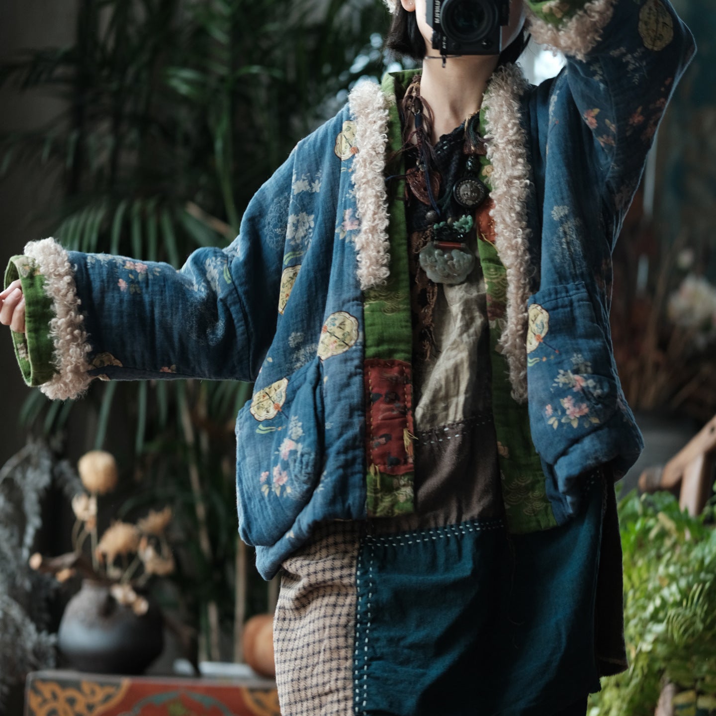 Chaqueta reversible de invierno vintage de algodón y lino con estampado floral y ribete de lana de cordero.