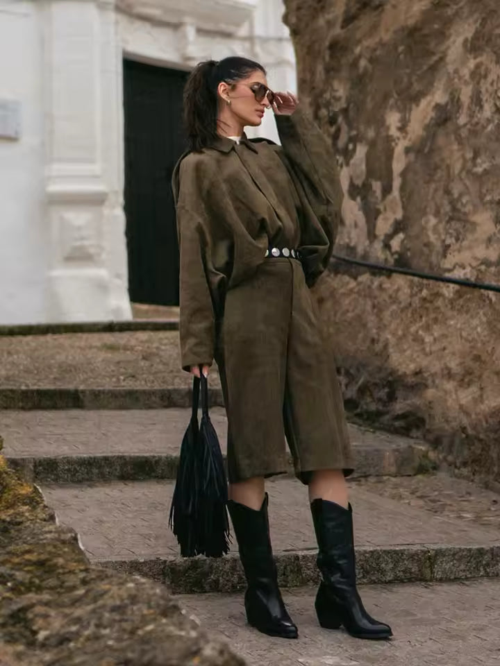 Chaqueta de ante con solapa de manga larga y pantalones cortos de cintura alta para mujer | Estilo urbano vintage 2025