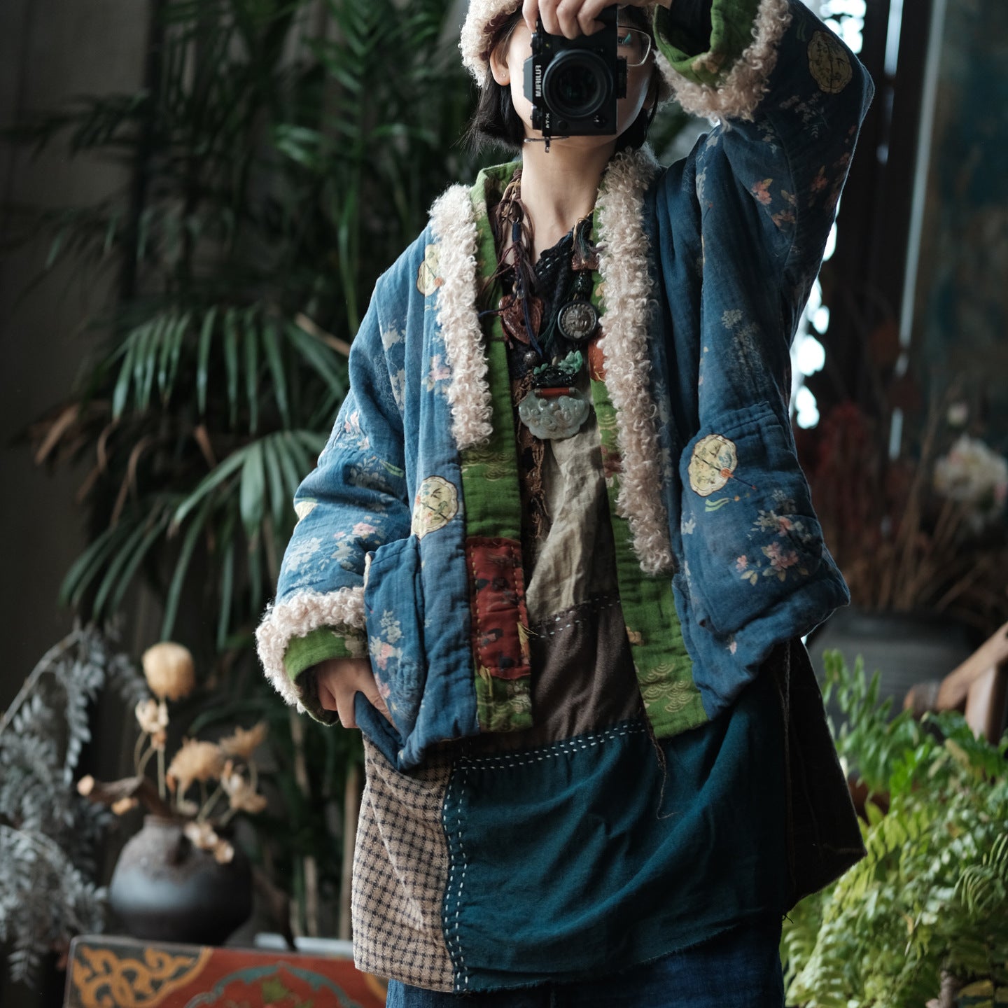 Chaqueta reversible de invierno vintage de algodón y lino con estampado floral y ribete de lana de cordero.