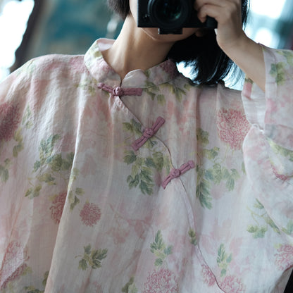 Blusa vintage floral con estampado de viento y cruz