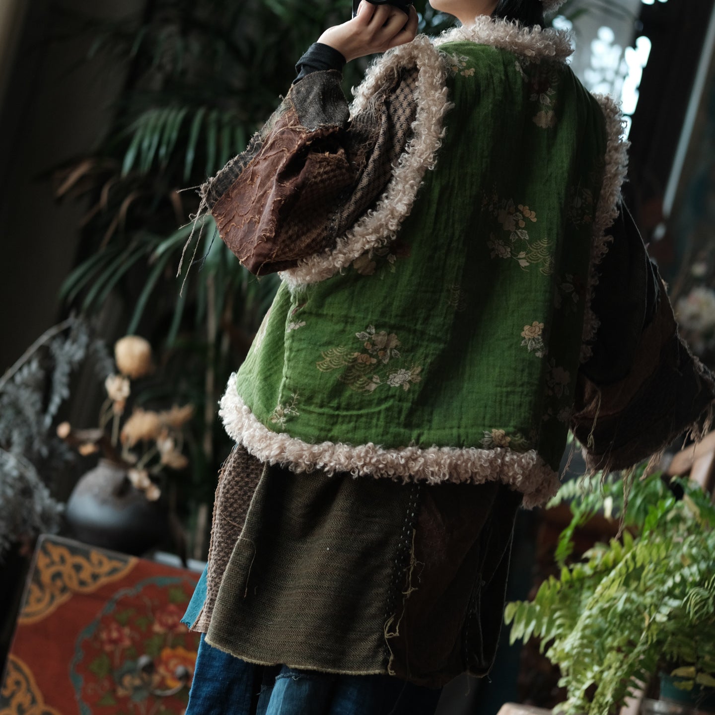Chaleco vintage de lino y algodón con patchwork invernal: estampado floral y ribete de lana de cordero.