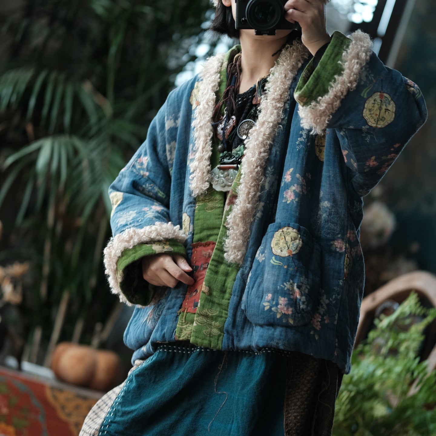 Chaqueta reversible de invierno vintage de algodón y lino con estampado floral y ribete de lana de cordero.