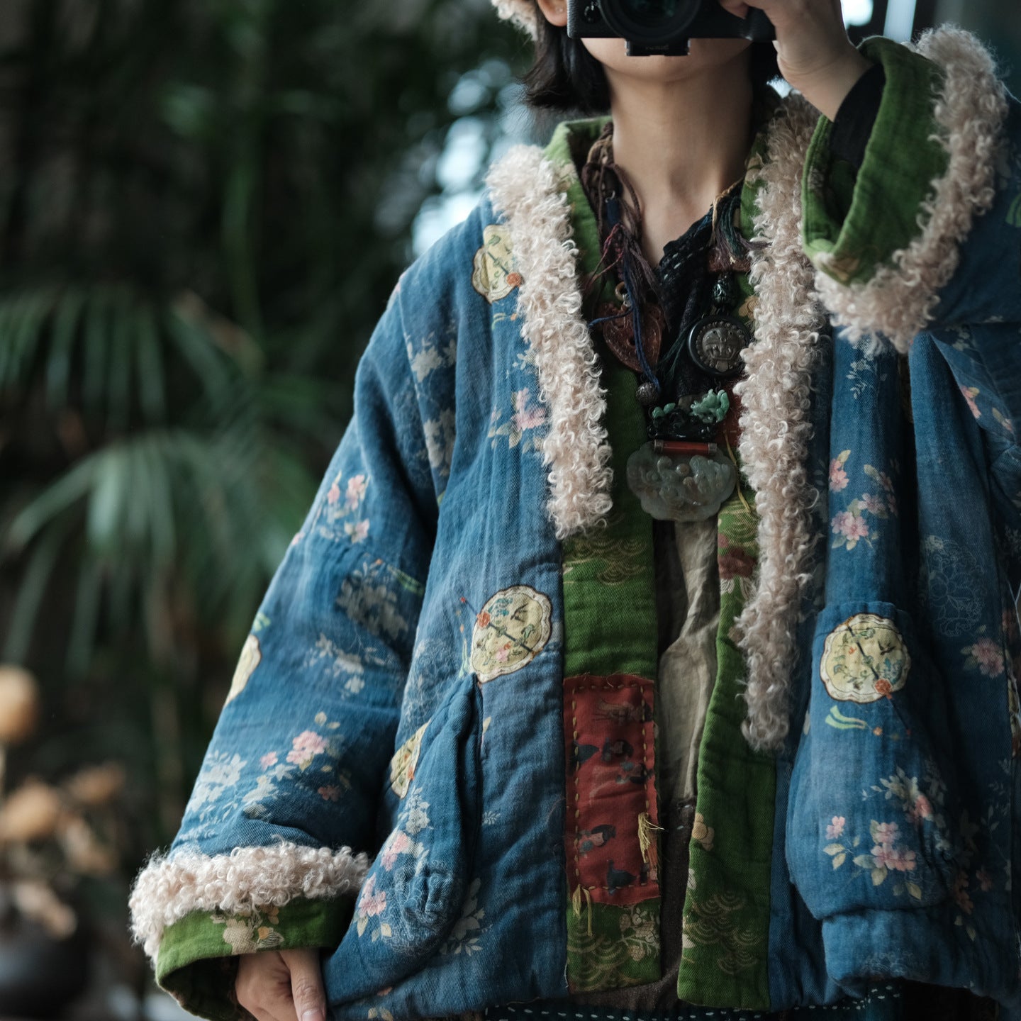 Chaqueta reversible de invierno vintage de algodón y lino con estampado floral y ribete de lana de cordero.