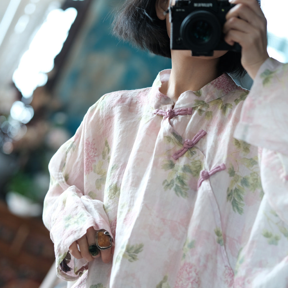 Blusa vintage floral con estampado de viento y cruz