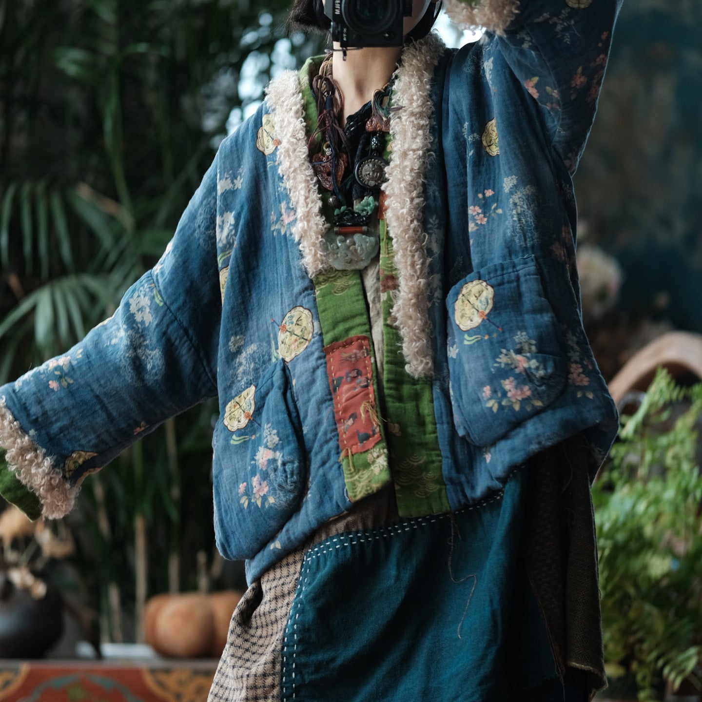 Chaqueta reversible de invierno vintage de algodón y lino con estampado floral y ribete de lana de cordero.